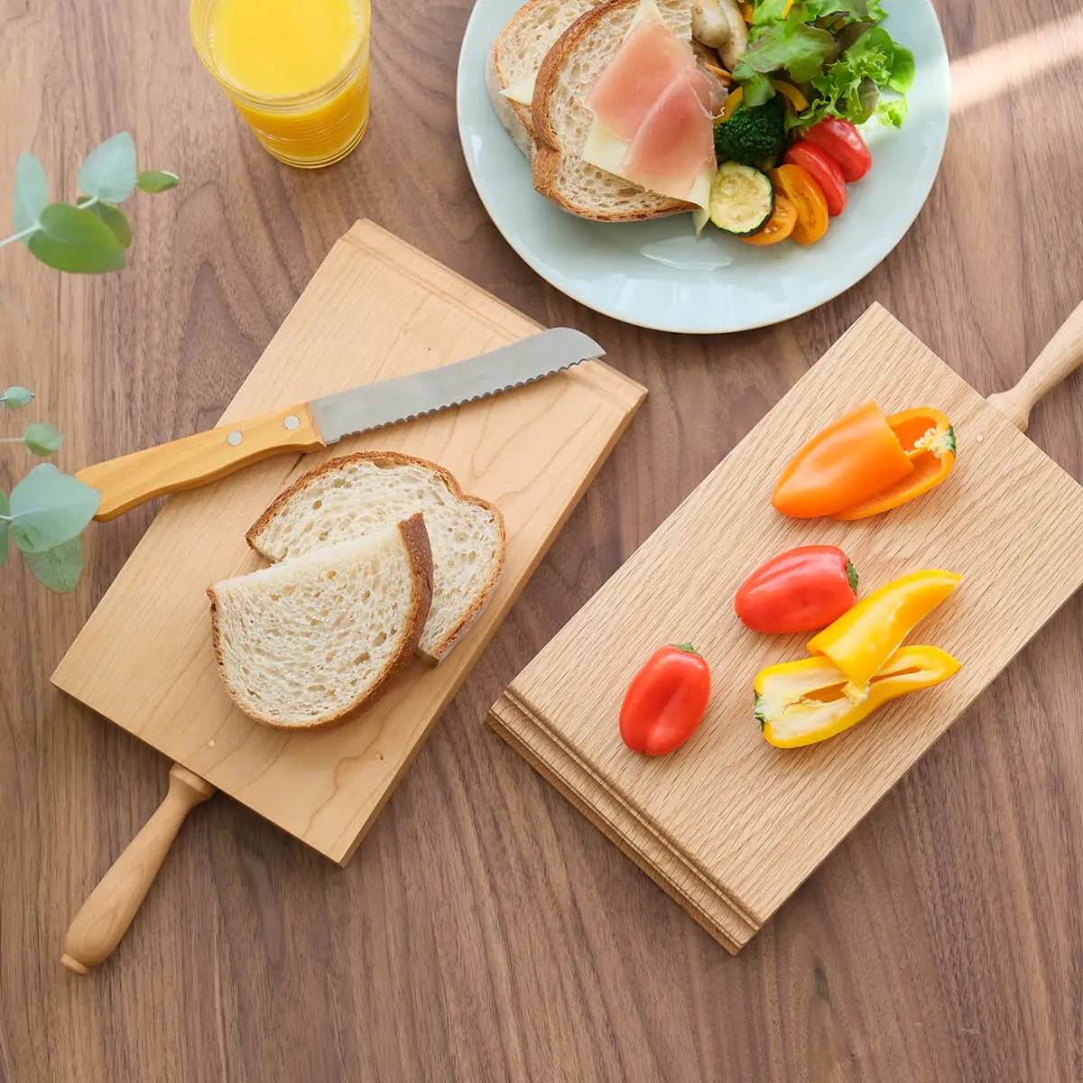 まな板 木製 通販 プレート 角 カッティングボード まないた サービングプレート おしゃれ ナチュラル アウトドア 木 チーク 取っ手 アイアン  盛り付け 四角 角皿 Plate iron handle JQ-03 洋食器 食器 調理器具 キッチン用品(【即日発送】プレート BROWN):  BACKYARD ... 取っ手付き天然素材カッティングボード キッチン料理用カットボード おしゃれデザインで厨房インテリアに調和 家庭用キャンプ用兼用 耐久