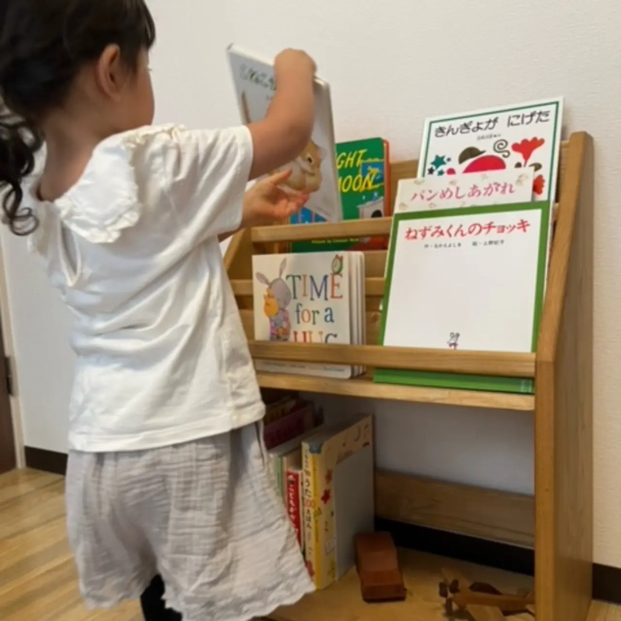 クリの木の絵本棚 - Kanaete(カナエテ) - アイデアをカタチにする